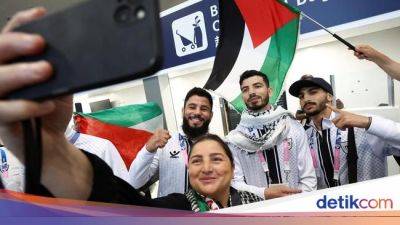 Momen Atlet Palestina Tiba di Paris Disambut Antusias - sport.detik.com
