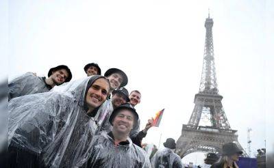 Rainy Paris Olympics Parade Dampens Many Spectators' Spirits