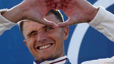 Canoeing-Gestin shares golden moment with family and France