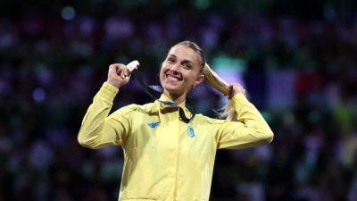 Ukraine's 1st medal of Paris Olympics won by fencer who refused to shake Russian opponent's hand