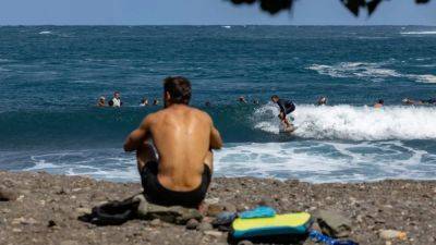 Surfing-Competition to resume in Tahiti in challenging conditions