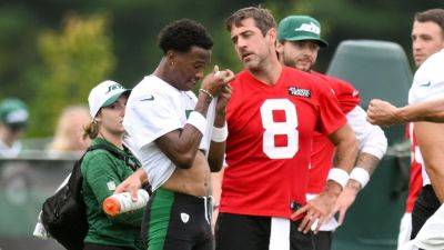 Jets' Aaron Rodgers, Garrett Wilson downplay animated discussions - ESPN
