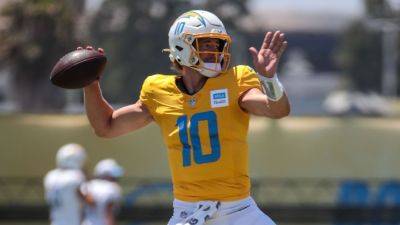 Chargers' Justin Herbert diagnosed with plantar fascia injury - ESPN
