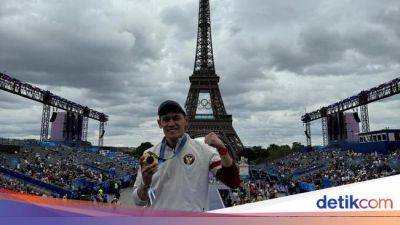 Momen Veddriq Rayakan Medali Emas di Depan Menara Eiffel