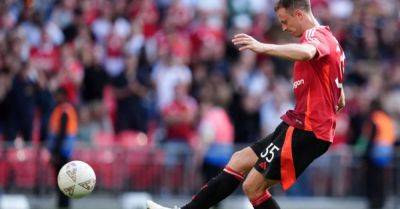 Jonny Evans misses from the spot as City beat United to Community Shield title