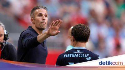 Coach Robin van Persie Kalah dalam Laga Debut