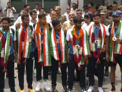 Indian Men's Hockey Team Returns Home, Gets Grand Welcome At Airport