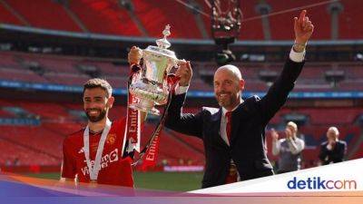 Duh, MU Tarik Uang Fans yang Mau Foto Bareng Trofi FA Cup
