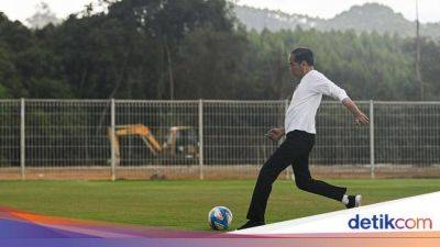 Gaya Jokowi Tinjau Lapangan Pusat Latihan PSSI di IKN - sport.detik.com