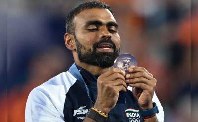 Manu Bhaker - Paris Games - Hockey India Honours Goalkepeer PR Sreejesh, Retires His No. 16 Jersey - sports.ndtv.com - India - Jersey