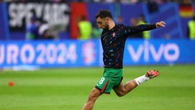 Captain Fernandes extends Man Utd stay until June 2027