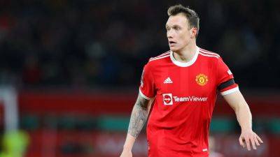 Phil Jones - Former Manchester United defender Phil Jones confirms retirement - rte.ie - county Jones