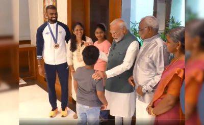 Watch: "Ye Maarta Hai?" Narendra Modi Asks PR Sreejesh's Son If Hockey Star Hits Him. This Is The Reply