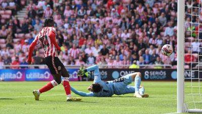 Sunderland thrash Sheffield Wednesday to continue perfect start