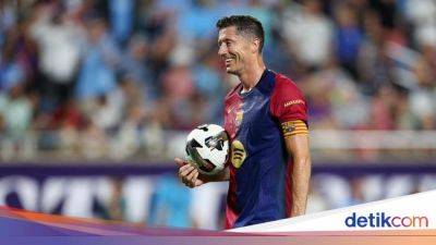 Robert Lewandowski - Pep Guardiola - Saat Guardiola Ngecek... Six Pack-nya Lewandowski - sport.detik.com