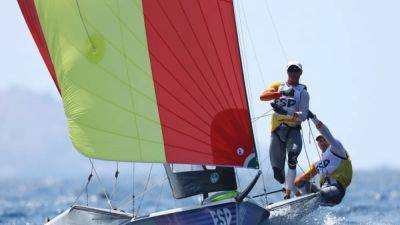 Sailing-Spanish duo sail to gold in men's skiff