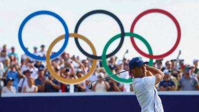 Steady Schauffele tops leaderboard despite ant encounter