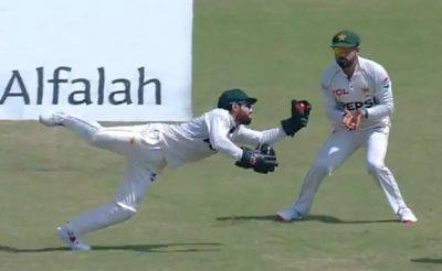 Mohammad Rizwan - Najmul Hossain Shanto - Watch: Mohammad Rizwan Takes Brilliant One-Handed Catch vs Bangladesh, Stuns Everyone - sports.ndtv.com - Bangladesh - Pakistan