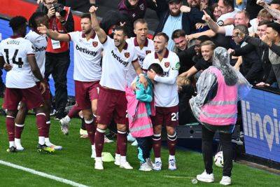 Tomas Soucek - Soccer Player Ends Goal Celebration; Helps Ball Boy Trapped Under LED Light Panel - foxnews.com - Britain