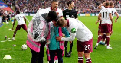 West Ham - Julen Lopetegui - Tomas Soucek - Jarrod Bowen - West Ham duo free ball boy from under collapsed hoarding amid fan celebrations - breakingnews.ie