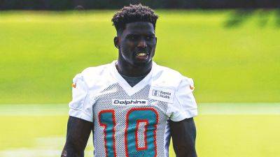Dolphins' Tyreek Hill agrees to three-year, $90 million restructured deal