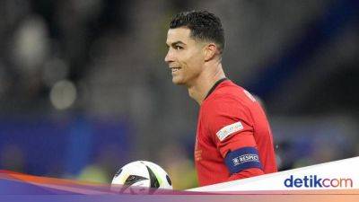 Pernah Lihat Cristiano Ronaldo Berkacamata? Ini Penampakannya