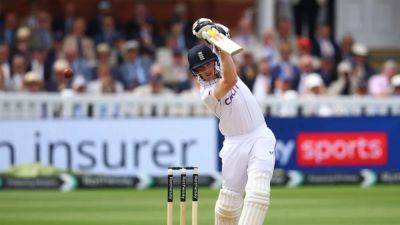 England pile on runs to lead Sri Lanka by 390 at lunch on day three