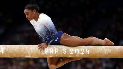 Simone Biles slips off balance beam, misses Olympic medal stand - ESPN