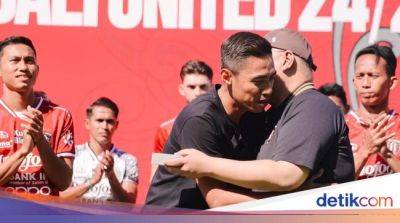 Bali United - Penghargaan Bali United untuk Fadil Sausu Sang Legenda - sport.detik.com