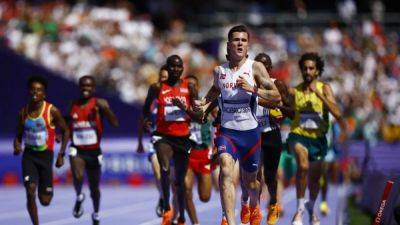 Ingebrigtsen avoids the mayhem to make 5,000m final