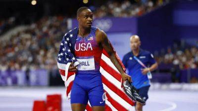 Fast-finishing Hall takes 400m gold for US