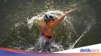 Aksi Atlet Renang Maraton Olimpiade Arungi Sungai Seine yang Tercemar - sport.detik.com