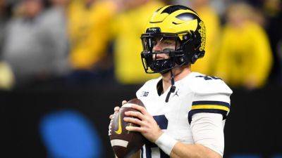 Michigan taps Davis Warren as starting QB against Fresno State - ESPN