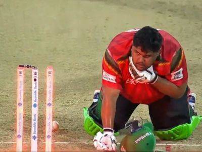 Najmul Hossain Shanto - Watch: Azam Khan Holds His Neck In Pain After Bizarre Dismissal In CPL - sports.ndtv.com - Bangladesh - Pakistan - Guyana