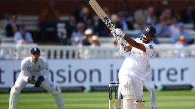 Karunaratne drags Sri Lanka to 136-4 against England, chasing 483