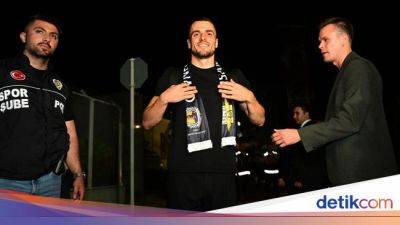 Kostic Tinggalkan Juventus demi Dilatih Mourinho