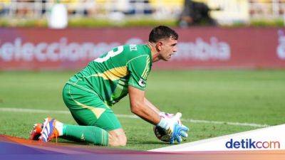 Emi Martínez - Emiliano Martinez - Argentina Digebuk Kolombia, Emi Martinez Pukul Kameramen - sport.detik.com - Argentina