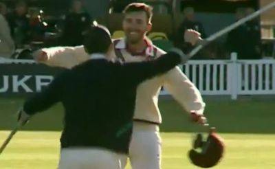 Michael Vaughan - Craig Overton - Jack Leach - Ex-KKR Star Celebrates On Crutches After Somerset's Dramatic County Win vs Surrey - sports.ndtv.com - Bangladesh