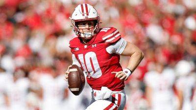 Wisconsin QB Tyler Van Dyke exits vs. Alabama with leg injury - ESPN