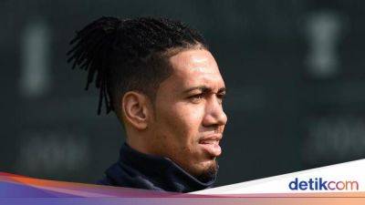 Debut Chris Smalling di Arab: Cetak Gol Bunuh Diri, Dapat Kartu Merah