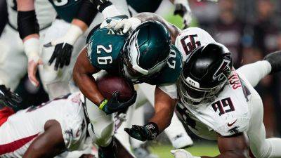 Jason Kelce - Matt Slocum - Saquon Barkley - Eagles' Saquon Barkley draws ire from NFL fans after critical dropped pass in loss to Falcons - foxnews.com - New York - county Eagle