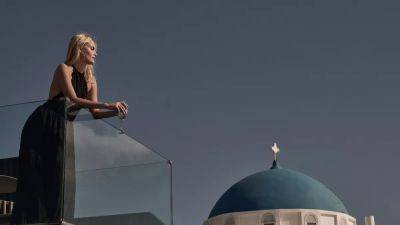 Lava cave rooms and a volcanic menu: Santorini’s black hotel channels the island’s eruptive past - euronews.com - Greece