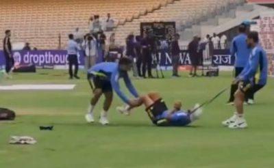 Virat Kohli - Rohit Sharma - Kuldeep Yadav - Rishabh Pant - Virat Kohli-Rishabh Pant's Act Before 1st Bangladesh Test Goes Viral, Internet Says "Kidnapping..." - sports.ndtv.com - India - Bangladesh - Pakistan