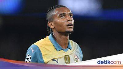 Jersey 'Oasis' Man City Bikin Keder Akanji