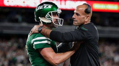 Aaron Rodgers explains why he rejected Robert Saleh's hug in Jets' home-opening win