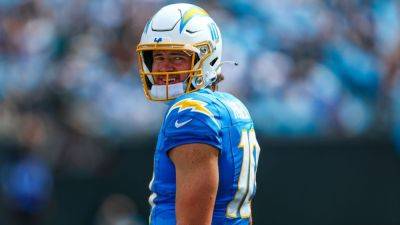 Chargers' Justin Herbert active despite high ankle sprain - ESPN