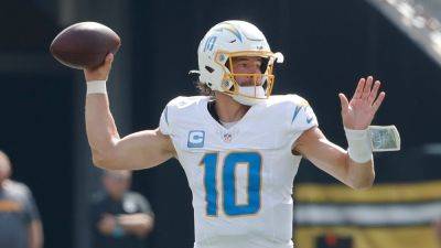 Chargers' Justin Herbert leaves loss to Steelers early after reaggravating ankle injury