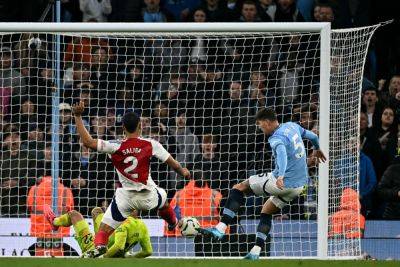 Man City strike late to draw 10-man Arsenal 2-2