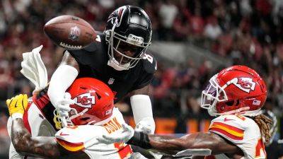 Brynn Anderson - Drake London - NFL fans furious as refs avoid throwing flag in crucial moment of Falcons-Chiefs game - foxnews.com - county Cook - county Bryan