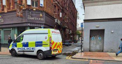 Police cordon off Manchester city centre street with officers on scene - manchestereveningnews.co.uk